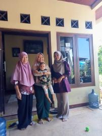 Kader KPM Jemput Bola  Penimbangan Balita di Padukuhan Gendis